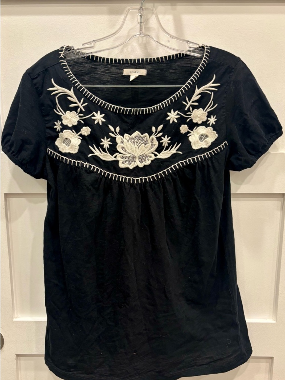 Caslon Black Short-Sleeve Scoop Top with White Floral Embroidery